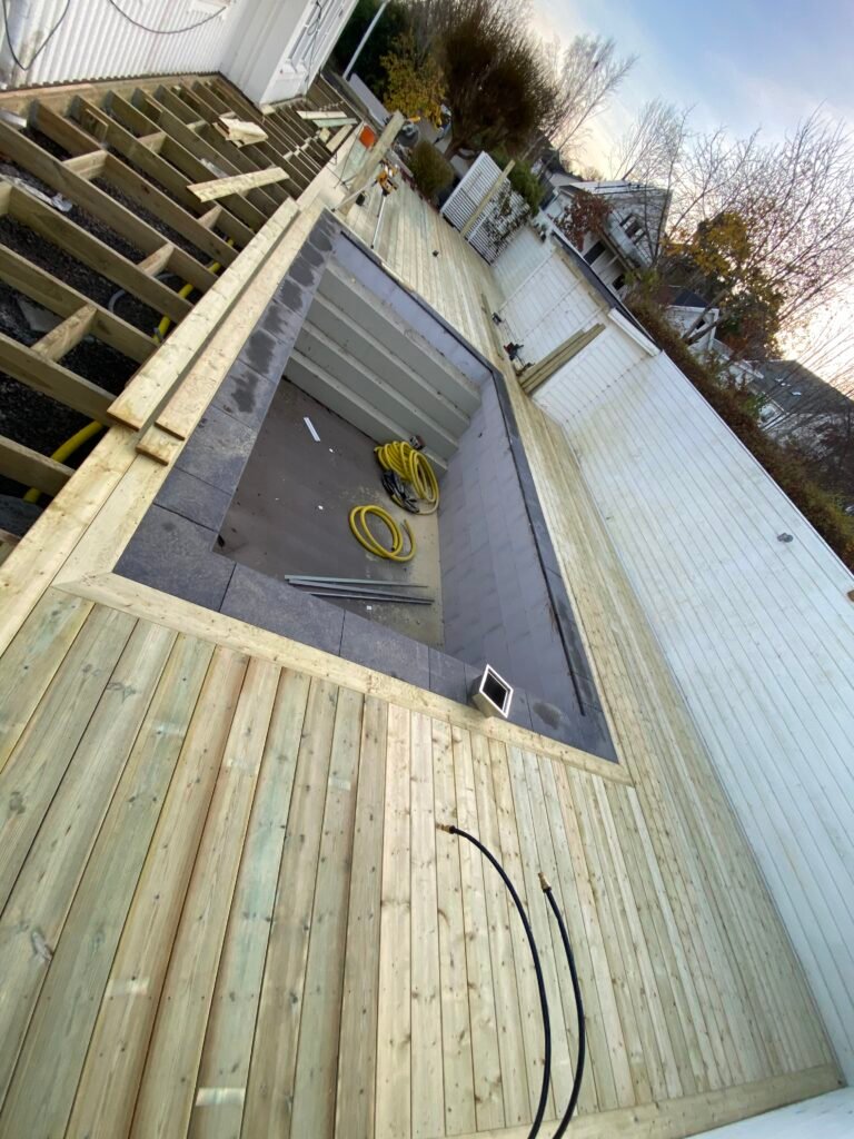 Steinbelagt basseng & skreddersydd uteområde — Kullavik