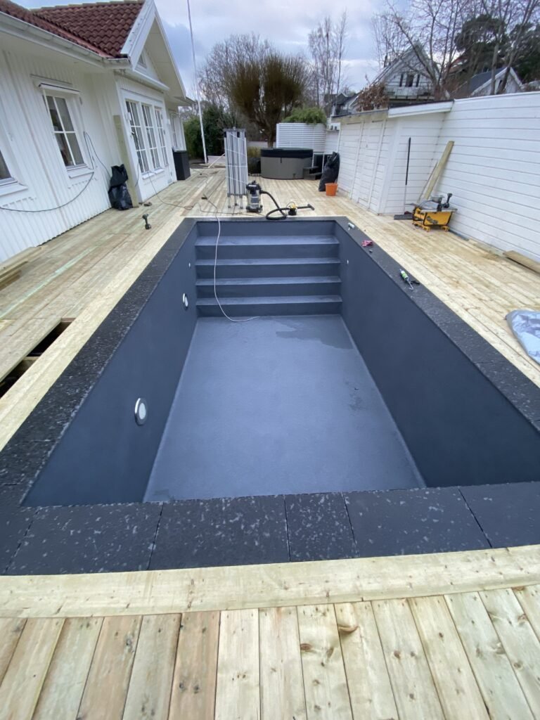 Steinbelagt basseng & skreddersydd uteområde — Kullavik